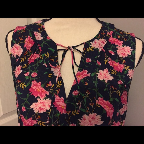 OLD NAVY Sleeveless V-neck Floral Print Top - Picture 3 of 4